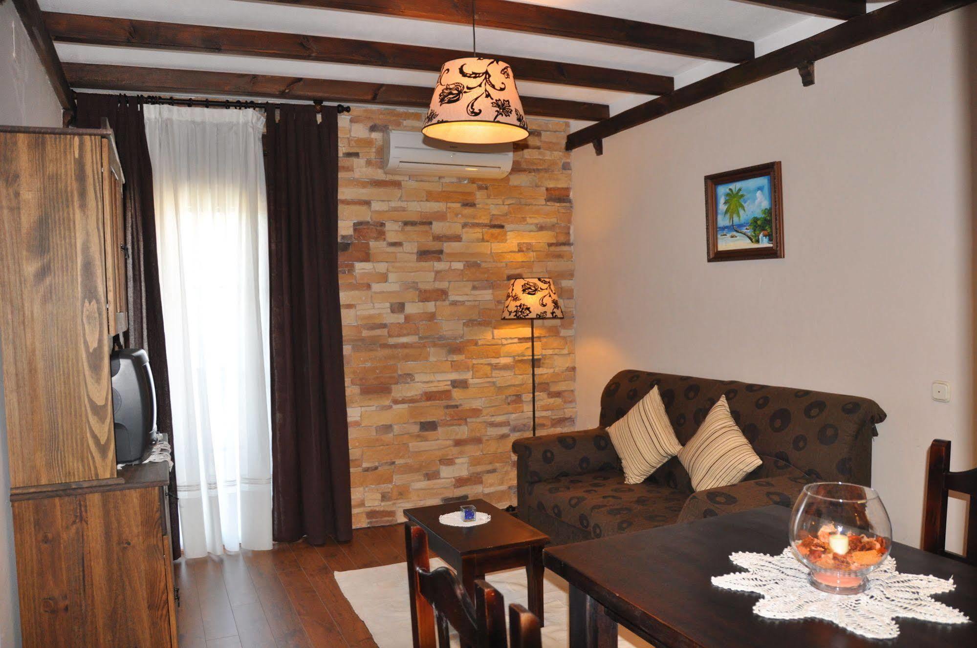 Apartamentos El Mirador Del Soto Sotoserrano Dış mekan fotoğraf