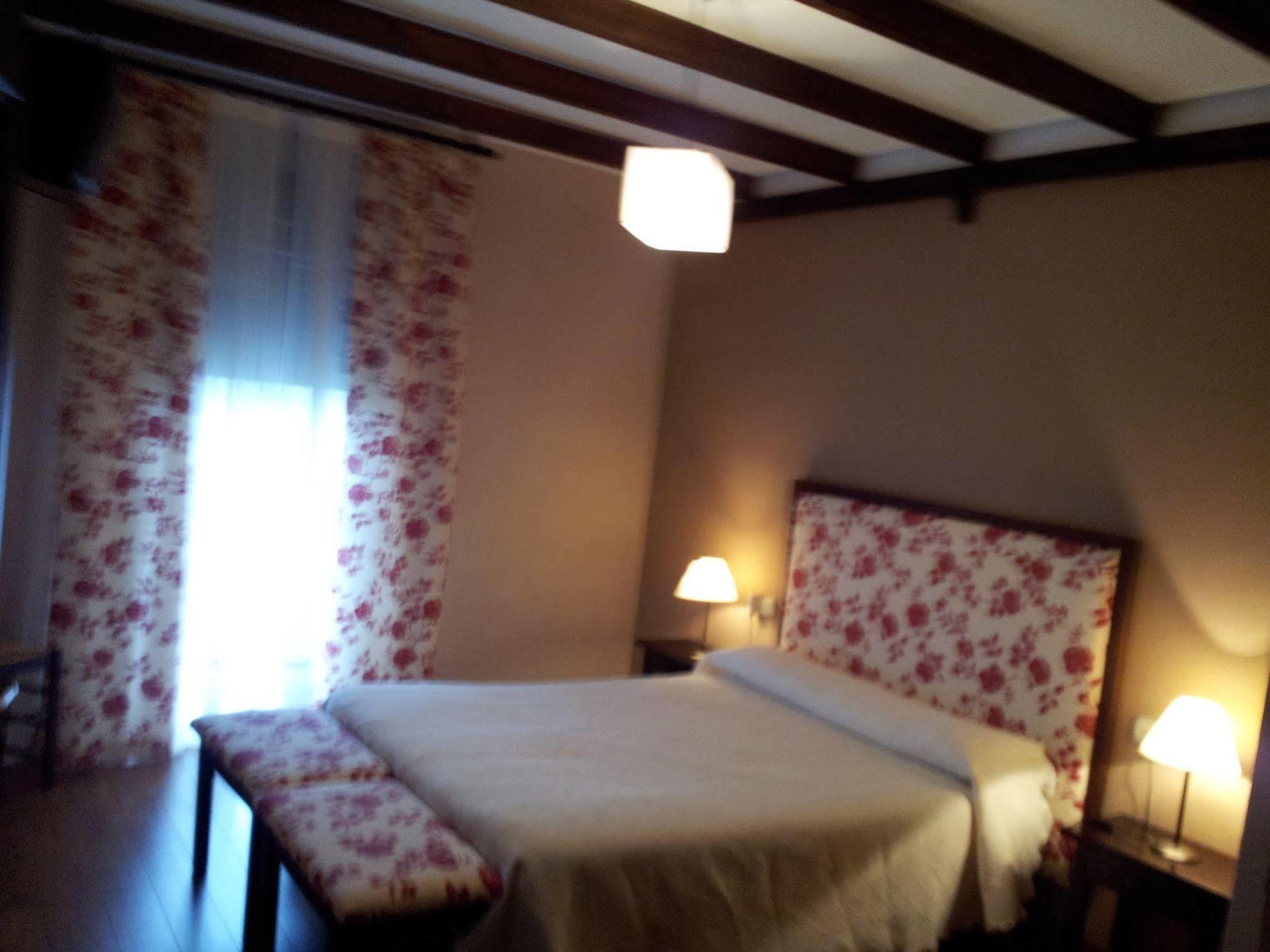 Apartamentos El Mirador Del Soto Sotoserrano Dış mekan fotoğraf