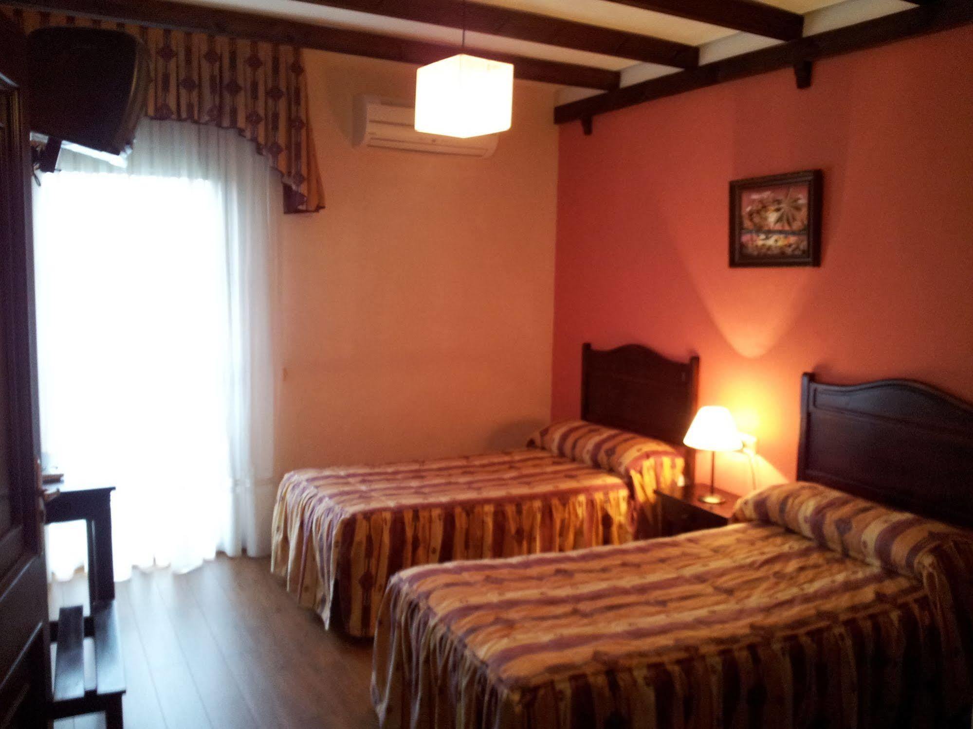 Apartamentos El Mirador Del Soto Sotoserrano Dış mekan fotoğraf